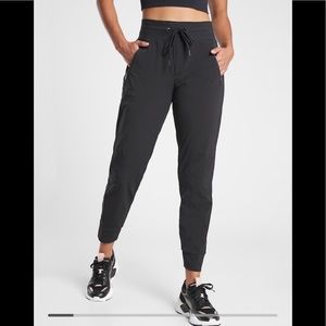 NWOT Athleta Trekkie North Jogger Pant Sz 10 Black